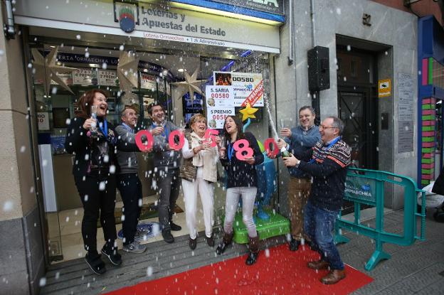 Los responsables de una administración de Bilbao agraciada con uno de los quintos premios celebran la suerte. :: Jordi Alemany/