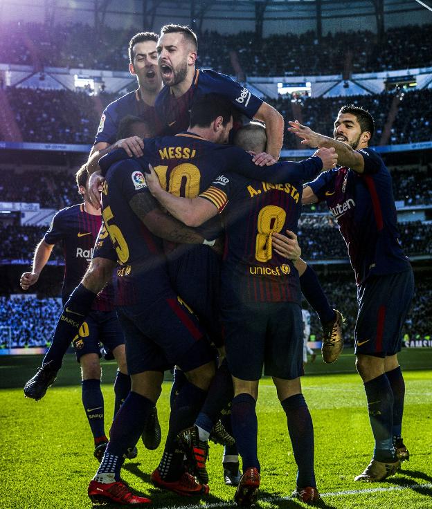 Los jugadores del Barcelona hacen piña para celebrar con Messi el 0-2, que anotó el argentino de penalti. :: efe
/
