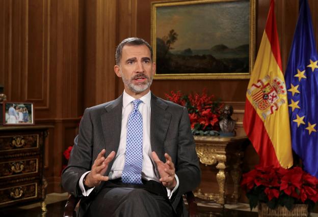 El Rey se dirige a los españoles la pasada noche del día 24 en su mensaje de Navidad. :: Reuters
/
