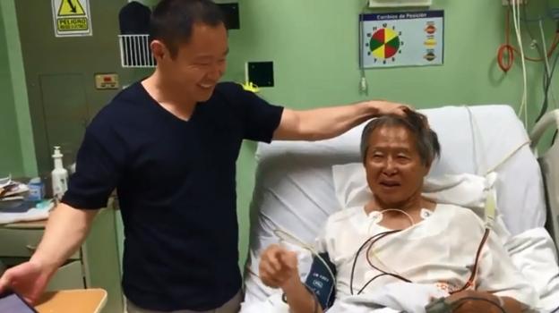 Kenji Fugimori visita a su padre Alberto en el hospital peruano donde permanecía internado. :: r. C.
/