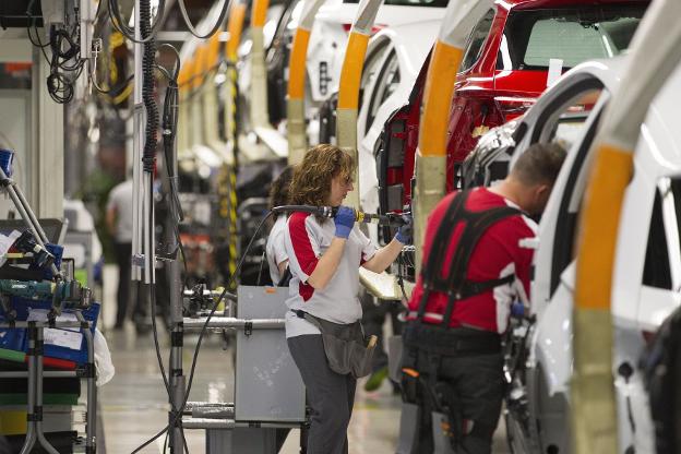 Cadena de Montaje en una factoría española. :: efe
/