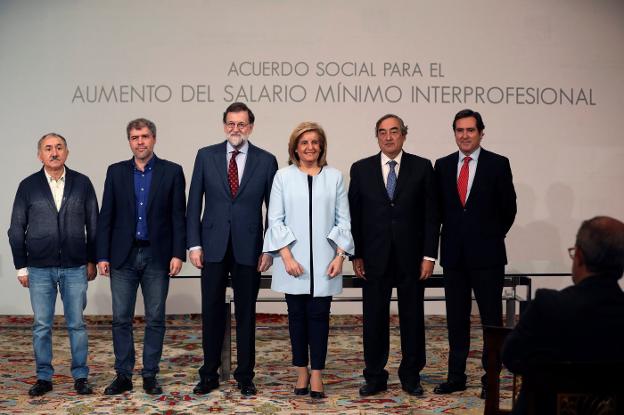 Mariano Rajoy posa junto a la ministra de Empleo, los líderes sindicales de CCOO y UGT y los de la patronal CEOE y Cepyme. :: efe/