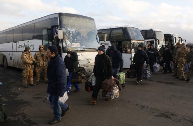 Los separatistas prorrusos prisioneros de Ucrania fueron trasladados en autobuses. :: Anatolii STEPANOV / afp/