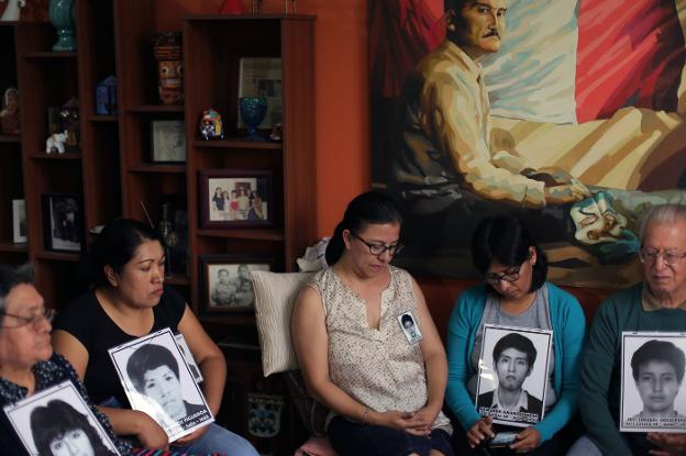 Familiares de víctimas de los escuadrones de la muerte, en una reunión en Lima. :: LUKA GONZALES / afp/