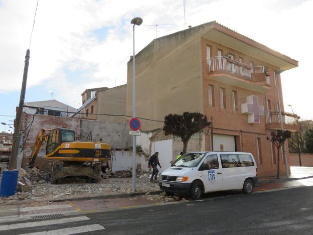 El derribo del inmueble permitirá construir anexo a su sede. :: /Ernesto Pascual