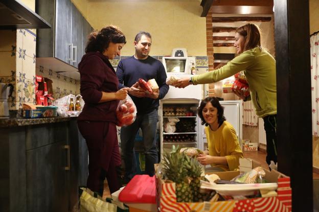 Los padres van organizando para que todo quepa en el frigorífico. /Sonia Tercero