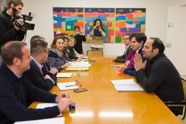 Los concejales del PP, a la izquierda de la imagen, y los de Ciudadanos, a la derecha, en la reunión de ayer. /Sonia Tercero