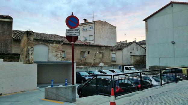 El aparcamiento de la calle Santiago, ya con la señalización colocada, en pleno uso. :: D.M.A./