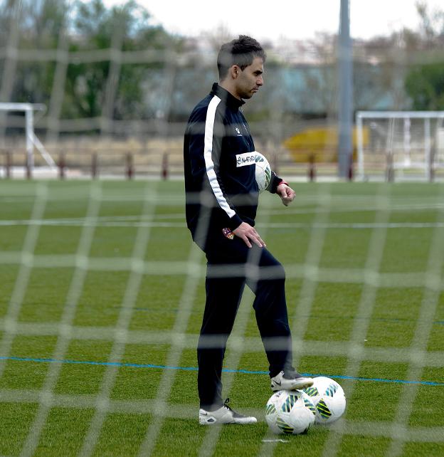 Sergio Rodríguez sigue un entrenamiento en las instalaciones del Mundial'82 :: miguel herreros/Miguel Herreros