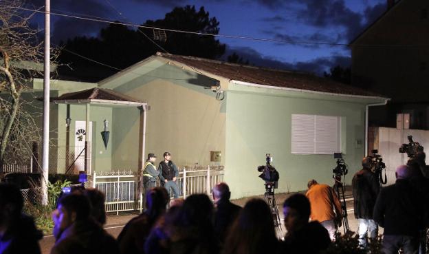 Dos agentes custodian ayer la casa del principal sospechoso de la desaparición de la joven madrileña. :: efe/