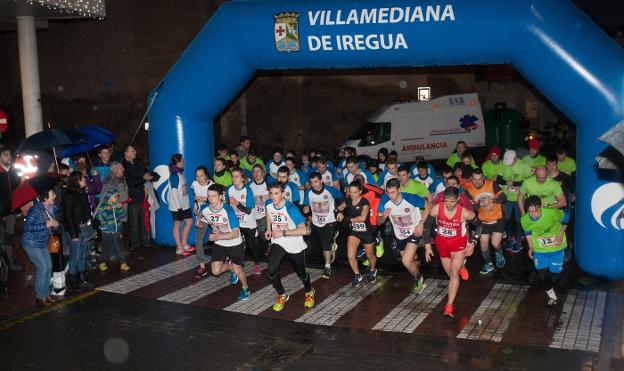 Salida de la XXVII San Silvestre de Villamediana, con Fran Ortega (28) y Raquel Marín (299). :: DÍAZ URIEL/