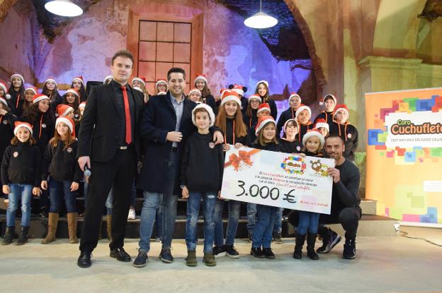 Momento de la entrega del cheque a David Solana. :: n. basoco/