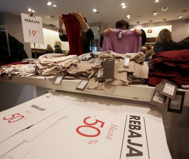 Un comercio muestra sus rebajas en una campaña anterior. ::/Antonio Díaz Uriel