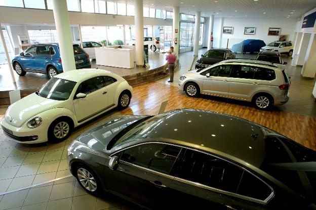 Interior de un concesionario de coches de la marca Volkswagen, la tercera en ventas. :: arizmendi/