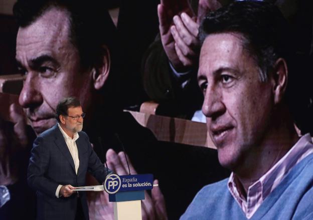 Rajoy interviene durante un mitin de la campaña en Cataluña. :: Javier Etxezarreta / efe/