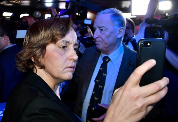 Von Storch toma una foto junto al copresidente de la ultraderechista AfD, Alexander Gauland. :: afp/