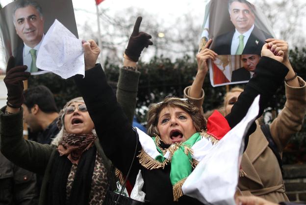 En Londres. Iraníes reclaman la vuelta de la dinastía Pahlevi. :: reuters/