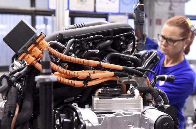 Una trabajadora montando un motor en una fabrica de Volkswagen en Alemania. :: reuters
/