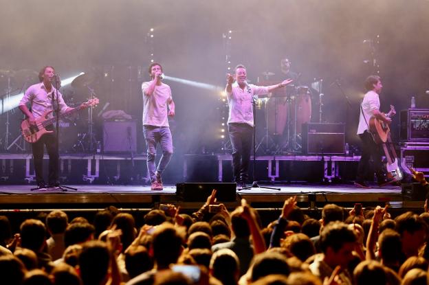 Juntos. Los componentes de las dos bandas compartiendo el tema 'Perdonarme'./