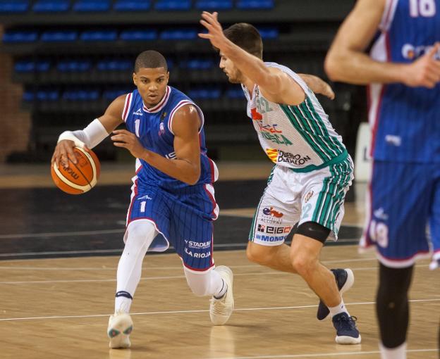 Tre Coggins conduce el balón en el partido ante el Huesca. :: díaz uriel/
