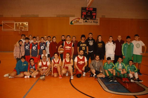 Foto de familia de los participantes en el torneo navideño. :: s.s.j./