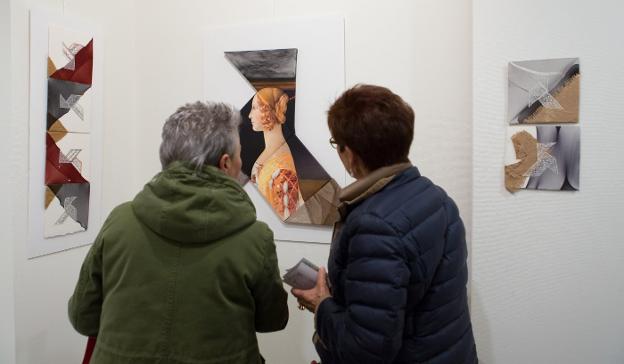 Detalle de los 'Diálogos cocotológicos' que Begoña López Benito entabla con otros maestros y artistas, en la sala de Ibercaja. :: sonia tercero/
