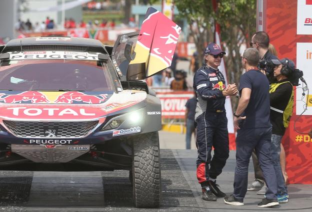 Carlos Sainz, antes de tomar la salida del Rally Dakar. :: efe
/