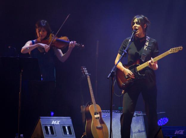 Maika Makovski durante su concierto de anoche en Riojafórum. :: sonia tercero/