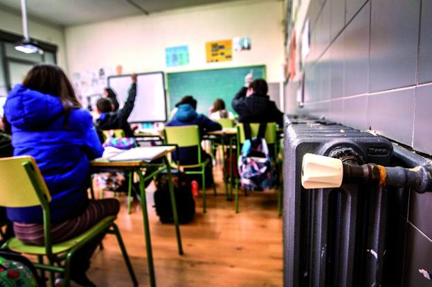 Alumnos del colegio Vuelo Madrid-Manila, en clase con los abrigos. :/Justo Rodriguez
