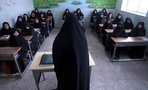 Alumnas de una escuela de Qom asisten a una clase sobre salud. :: ap/
