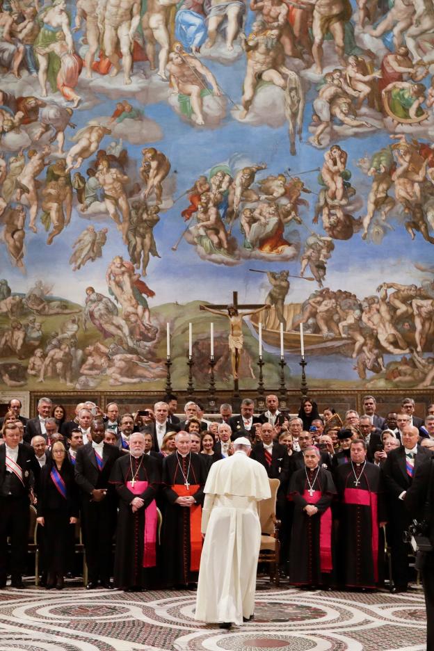 El Papa, ayer con el cuerpo diplomático en el Vaticano. / AFP