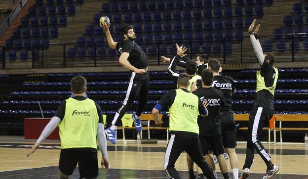 Imanol lanza a portería en el entrenamiento de ayer. :: j. rodríguez
/