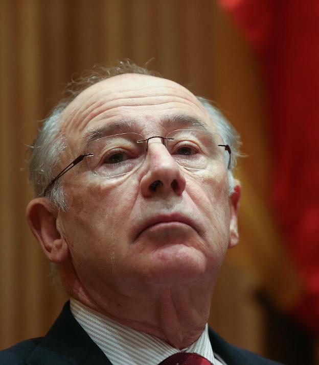 Rato escucha ayer con atención una de las intervenciones de los diputados tras su declaración. :: j. garcía/
