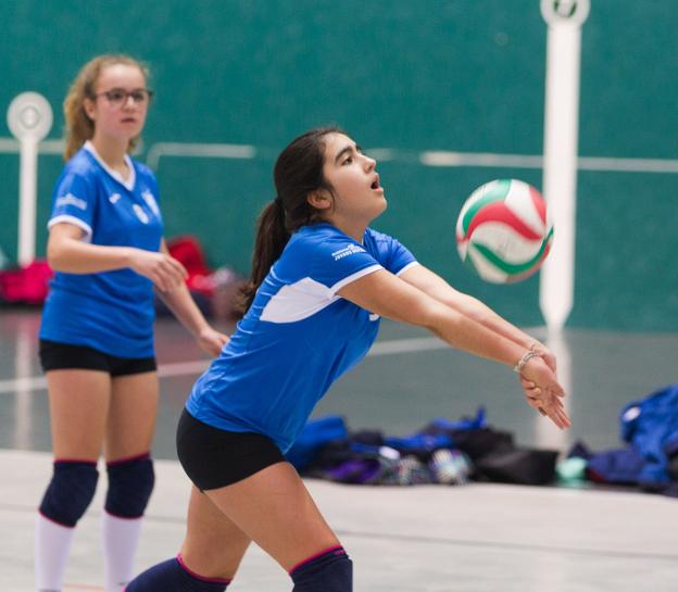 Una jugadora de voley devuelve el balón en una acción defensiva./Fernando Díaz