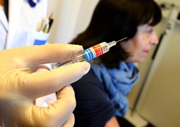 Administración de una vacuna contra la gripe en un centro de salud de Logroño. :: juan marín/