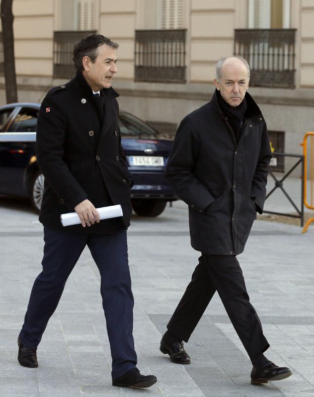 Felipe Benjumea (derecha), junto a la Audiencia Nacional. :: efe/