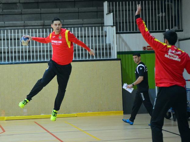 Ángel Fernández lanza a portería durante un entrenamiento de la selección. :: rfeb/