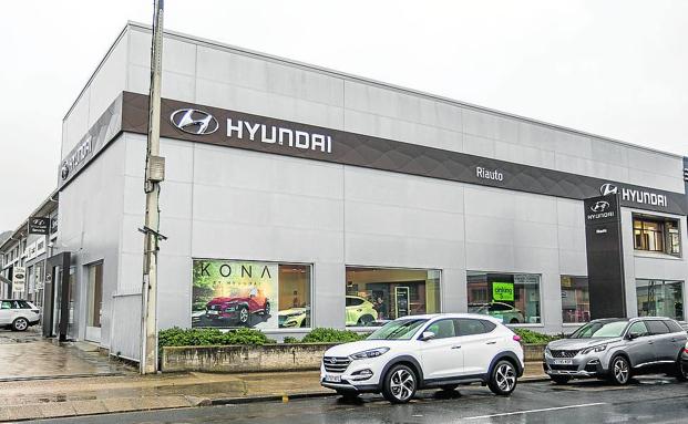 Un Tucson a las puertas de Riauto, concesionario de Hyundai en La Rioja. ::
