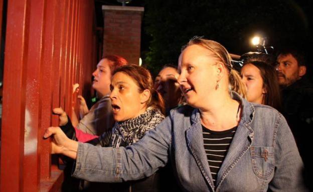 Tensión y gritos en la puerta de la Comandancia de la Guardia Civil. :: sergio gonzález/