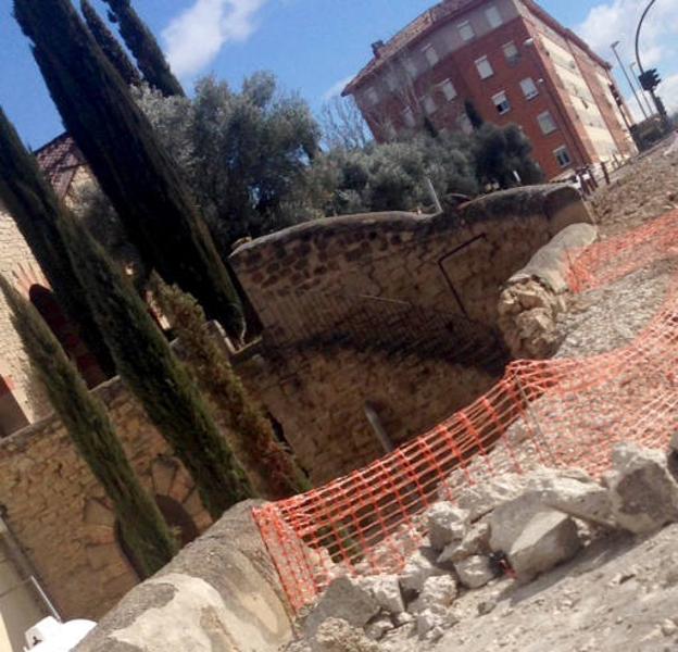 Tramo del muro de las bodegas Franco Españolas que ha cedido.