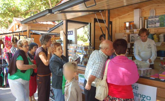 Ambiente en el mercadillo en una imagen de una feria anterior. /PJP