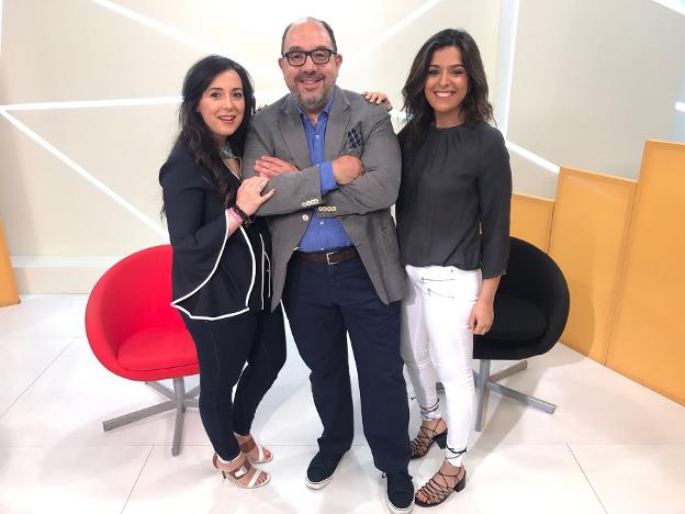Isabel Virumbrales, Pablo García-Mancha y Elena Díaz, en el plató de 'Sol y Sombra 'de TVR. :: l.r./