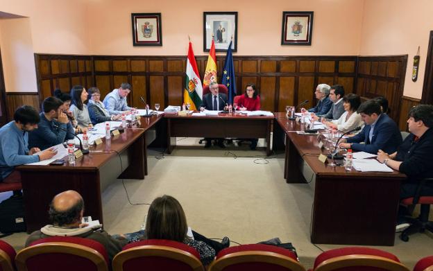 La Corporación reunida en pleno, anoche. :: albo/