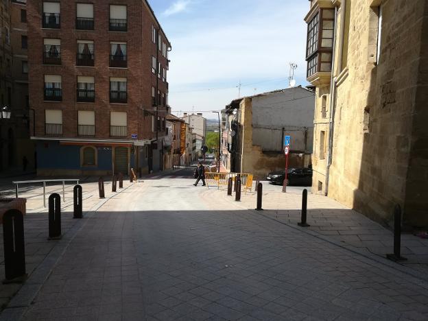 La calle Navarra se abre por primera vez hacia la Paz desde su renovación y será de sentido único. :: l.r./