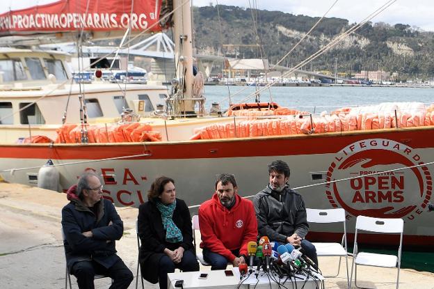 Serrat, Colau y Villacampa arropan al fundador de la ONG Proactiva, Òscar Camps. :: Lluis Gene/