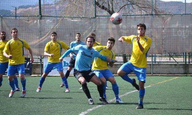 Jorge García despeja un balón en el área local. :: s.m./