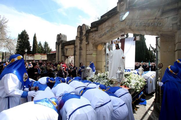 Logroño. Una milimétrica y complicada maniobra para conseguir que la talla de Jesús Resucitado traspase el arco de entrada del cementerio logroñés. :: juan marín/