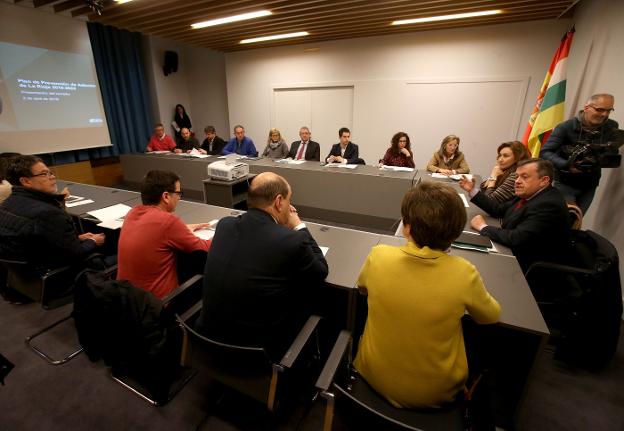 Asistentes a la reunión celebrada ayer para la presentación, por parte de la consejera de Salud, del borrador del nuevo plan. :: juan marín
/