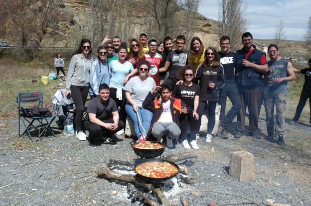 Una cuadrilla de jóvenes cocinando un par de calderetes. :: s.s.j./