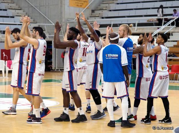 Los jugadores del Clavijo saludan a los aficionados desplazados a Huesca. :: C.P.
/
